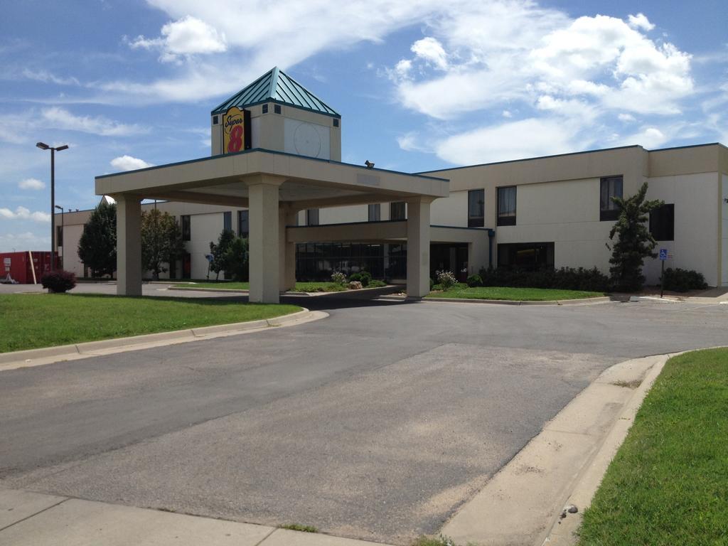 Super 8 By Wyndham Wichita South Motel Exterior photo